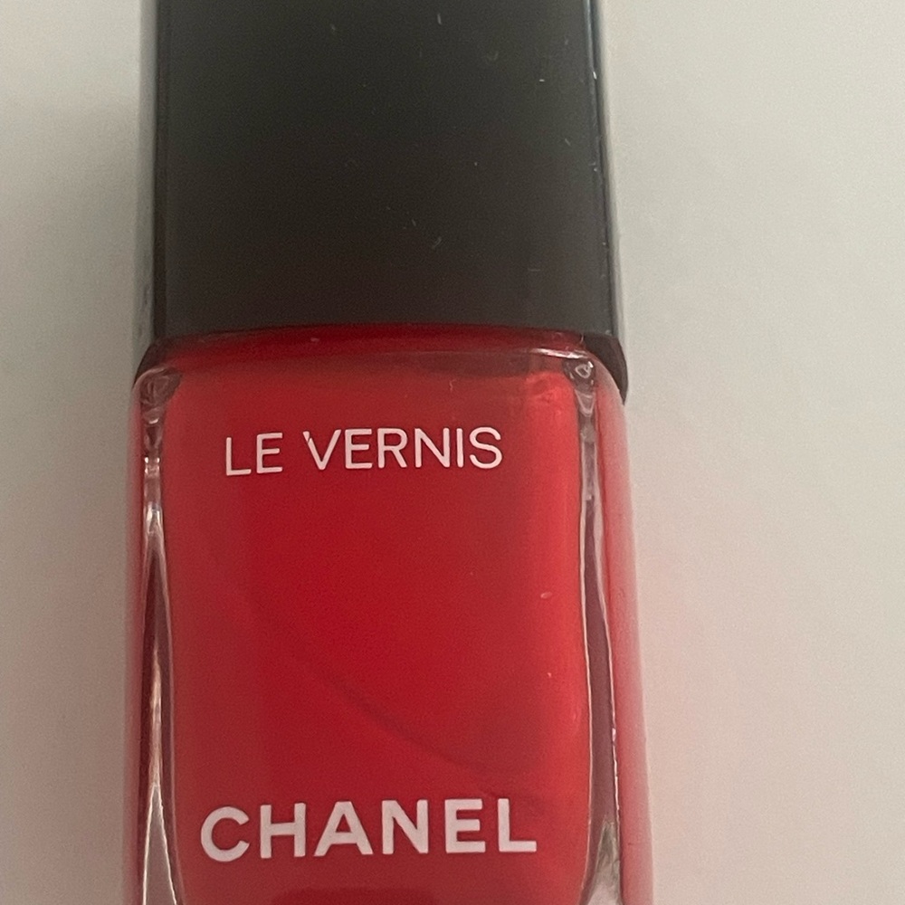 CHANEL Rouge Red Le Vernis Nail Polish - BRAND NEW.